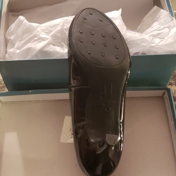 Heels - Picture 3 of 4